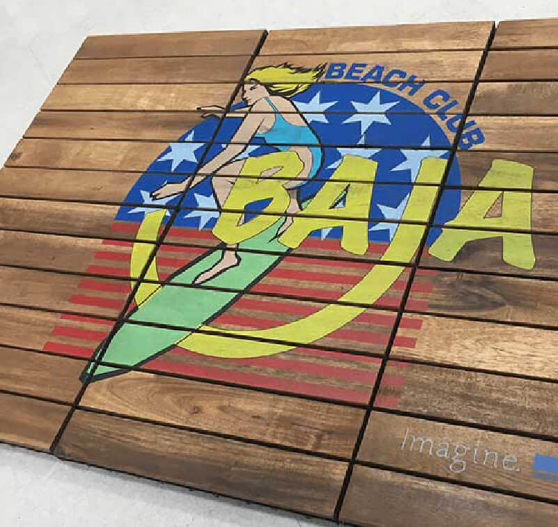 Panneau en bois avec logo imprimé