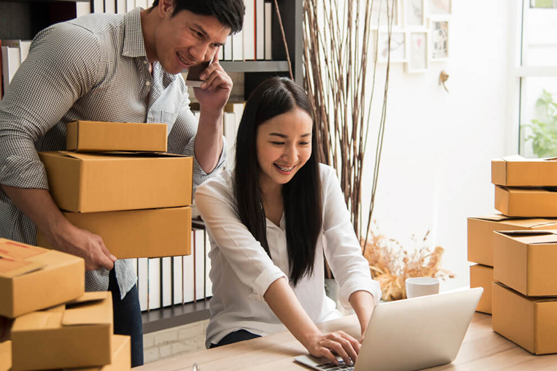 Entrepreneur à domicile vérifiant des commandes